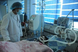 Một bệnh nhân trong vụ ngộ độc đang được cấp cứu tại Bệnh viện Đa khoa tỉnh Lai Châu. (Ảnh: Công Hải/TTXVN)