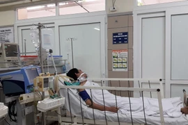 Cấp cứu cho một bệnh nhân ngộ độc rượu có Methanol. (Ảnh: PV/Vietnam+)