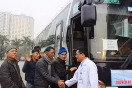 Những chuyến xe chở bệnh nhân về quê ăn Tết. (Ảnh: PV/Vietnam+)