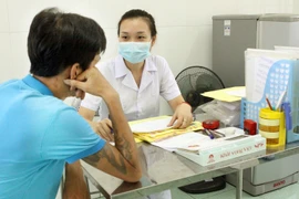 Nhân viên y tế khám, điều trị cho bệnh nhân HIV/AIDS. (Ảnh: Dương Ngọc/ TTXVN)
