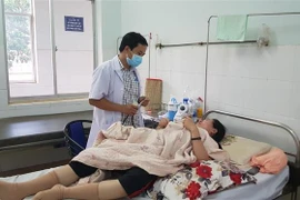 Điều trị cho bệnh nhân sốt xuất huyết tại tỉnh Bình Phước. (Ảnh: Đậu Tất Thành/TTXVN)