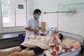 Điều trị cho bệnh nhân sốt xuất huyết tại tỉnh Bình Phước. (Ảnh: Đậu Tất Thành/TTXVN)
