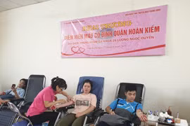 Các bạn trẻ hiến máu tại điểm hiến máu cố định tại Trung tâm Y tế Quận Hoàn Kiếm. (Ảnh: PV/Vietnam+)