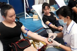 Người dân tham gia hiến máu tại chương trình Giọt hồng Phú Yên. 
