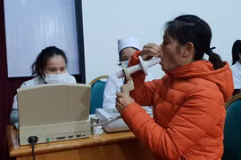 Bệnh nhân đến khám bệnh về hô hấp tại Bệnh viện Bạch Mai. (Ảnh: PV/Vietnam+)