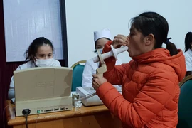 Bệnh nhân đến khám bệnh về hô hấp tại Bệnh viện Bạch Mai. (Ảnh: PV/Vietnam+)