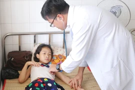 Bác sỹ khám cho bệnh nhân mắc sốt xuất huyết Dengue tại Bệnh viện đa khoa tỉnh Tiền Giang. (Ảnh: Nam Thái/TTXVN)