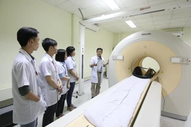 Giới thiệu về các trang thiết bị y tế tại Trường Đại học Nguyễn Tất Thành. (Ảnh: PV/Vietnam+)