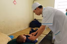 Bác sỹ khám bệnh cho bệnh nhân nhi tại Bệnh viện Đa khoa huyện Hoàng Su Phì. (Ảnh: T.G/Vietnam+)