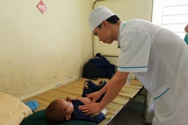 Bác sỹ khám bệnh cho bệnh nhân nhi tại Bệnh viện Đa khoa huyện Hoàng Su Phì. (Ảnh: T.G/Vietnam+)