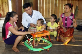 Nhân viên y tế truyền thông dinh dưỡng cho người dân bản. (Ảnh: TTXVN/Vietnam+)
