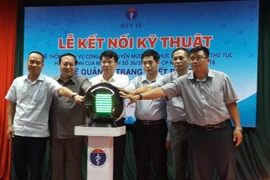 Bấm nút khai trương dịch vụ công trực tuyến về quản lý trang thiết bị y tế. (Ảnh: PV/Vietnam+)