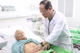 Bác sỹ kiểm tra sức khoẻ cho bệnh nhân. (Ảnh: PV/Vietnam+)