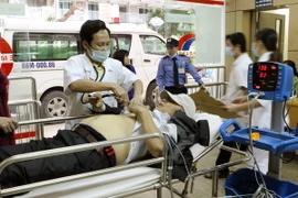 Nhân viên y tế cấp cứu cho bệnh nhân. (Ảnh: TTXVN/Vietnam+)