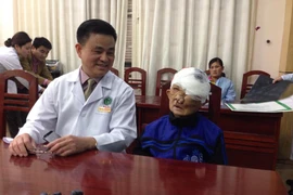 Bà Triệu Mùi Chài sau khi được phẫu thuật. (Ảnh: Pv/Vietnam+)