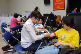 Các bạn trẻ tham gia hiến máu tại Ngày hội trái tim tình nguyện. (Ảnh: PV/Vietnam+)