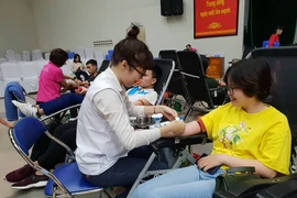Các bạn trẻ tham gia hiến máu tại Ngày hội trái tim tình nguyện. (Ảnh: PV/Vietnam+)