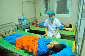 Thăm khám cho bệnh nhân sốt xuất huyết. (Ảnh: Minh Đức/TTXVN)