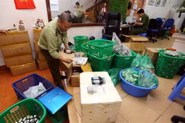 Đội quản lý thị trường số 15 kiểm tra và thu giữ lượng lớn hàng thực phẩm chức năng không rõ nguồn gốc tại số nhà 5, ngõ 125 thuộc quận Hoàng Mai (Hà Nội). (Ảnh: Danh lam/TTXVN)