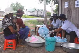 Màn ngủ của các hộ dân Đắk Lắk được tẩm hóa chất để phòng chống bệnh sốt rét. (Ảnh: Phạm Cường/TTXVN)