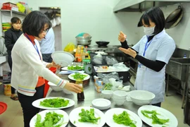 Kiểm tra an toàn thực phẩm tại khu bếp của một nhà hàng ở thành phố Ninh Bình. (Ảnh: Minh Đức/TTXVN)