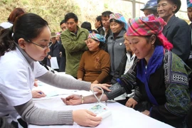 Các bác sỹ trẻ khám, cấp phát thuốc miễn phí cho người dân nghèo. (Ảnh: Trung Kiên/TTXVN)