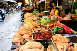 Quầy bán hàng thực phẩm tươi sống gia súc gia cầm tại một chợ. (Ảnh: Đình Huệ/TTXVN)