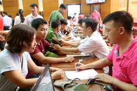 Các tình nguyện viên tham gia hiến máu tại ngày hội Giọt hồng Đất Tổ 2018. (Ảnh: TTXVN)