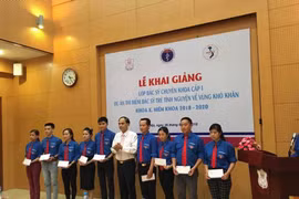 Các bác sỹ trẻ tại buổi lễ khai giảng. (Ảnh: PV/Vietnam+)