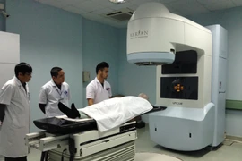 Áp dụng kỹ thuật xạ trị mới trong điều trị ung thư tại Bệnh viện Ung bướu Hà Nội. (Ảnh: TTXVN/Vietnam+)