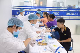 Lấy mẫu máu xét nghiệm cho người dân. (Ảnh: PV/Vietnam+)