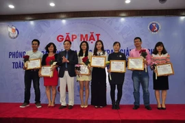 Ban tổ chức trao giải cho các tác giả đoạt giải. (Ảnh: PV/Vietnam+)