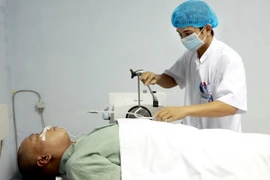 Điều trị cho bệnh nhân ung thư bằng xạ trị. (Ảnh: Dương Ngọc/TTXVN)