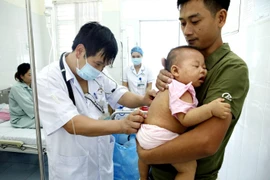Kiểm tra sức khoẻ cho bệnh nhi mắc sởi. (Ảnh: Dương Ngọc/TTXVN)