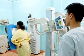 Khám chữa bệnh bằng thiết bị hiện đại cho người dân. (Ảnh: Dương Ngọc/TTXVN)