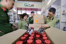 Lực lượng chức năng liên ngành tại Hà Nội thu giữ một số lượng lớn thực phẩm chức năng nhập từ nước ngoài về đã hết hạn sử dụng. (Ảnh: TTXVN/Vietnam+)