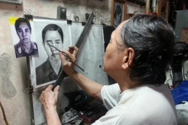 Nghệ nhân Vũ Chương Tạo vẽ tranh truyền thần. (Ảnh: Thu Hà/Vietnam+)