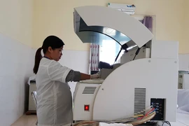 Vận hành một thiết bị y tế tại Trung tâm y tế huyện Mường Nhé, Lai Châu. (Ảnh: T.G/Vietnam+)
