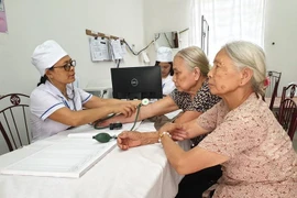 Khám bệnh cho người dân tại trạm y tế xã. (Ảnh: T.G/Vietnam+)