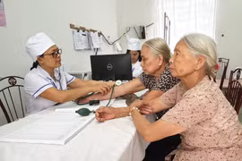 Khám bệnh cho người dân tại trạm y tế xã. (Ảnh: T.G/Vietnam+)
