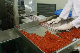 Sản xuất thuốc tại một công ty trong nước. (Ảnh: Lâm Khánh/TTXVN)