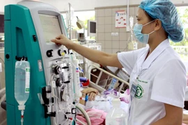 Nhân viên y tế thực hiện kỹ thuật thay huyết tương qua máy ly tâm cho người bệnh tại Bệnh viện Bạch Mai. (Ảnh: Dương Ngọc/TTXVN)