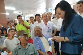 Bộ trưởng Bộ Y tế đi kiểm tra công tác y tế tại tỉnh Ninh Bình 