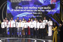 Các tác giả đoạt giải Ba. (Ảnh: Minh Chiến/Vietnam+)