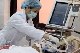 Điều trị cho bệnh nhân mắc bệnh cúm tại Bệnh viện Bệnh nhiệt đới Trung ương. (Ảnh: TTXVN/Vietnam+)