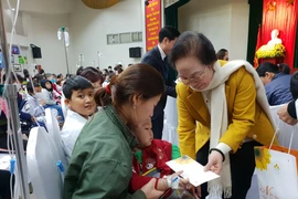 Bà Nguyễn Thị Doan - Nguyên Phó Chủ tịch Nước Cộng hòa xã hội chủ nghĩa Việt Nam tặng quà cho bệnh nhi ung thư. (Ảnh: PV/Vietnam+)