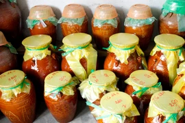 Những ghè rượu cần của người dân vùng cao. (Ảnh: TTXVN/Vietnam+)