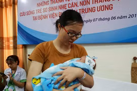 Chị V.T.D và bé Đ. (Ảnh: PV/Vietnam+)