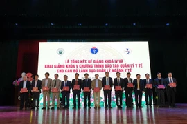 Trao chứng chỉ cho các cán bộ lãnh đạo ngành y tế. (Ảnh: PV/Vietnam+)