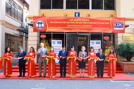 Các đại biểu cắt băng khánh thành Văn phòng EOC. (Ảnh: Minh Sơn/Vietnam+)